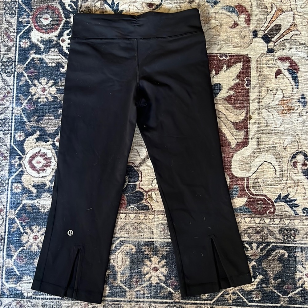 Excellent condition Lululemon cropped leggings size 2 in black.